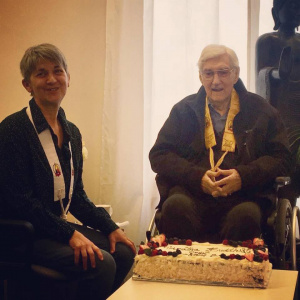 Saddhanandi and Sangharakshita with a special cake to celebrate the 50th anniversary of the Triratna Buddhist Order in April 2018