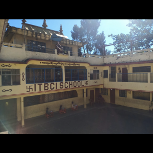 skolgården med någon enstaka elev, tror jag