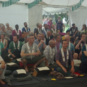 Dans la tente faisant office de salle de méditation et de rassemblement