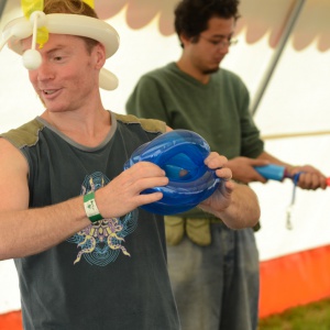 Balloon sculpting (Mim Saxl, 2012)